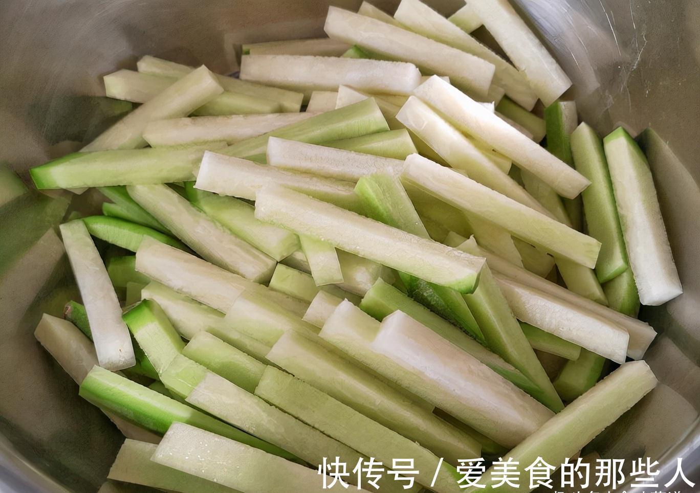 秋天，遇到此菜准买30斤，晒干后比新鲜的好吃，香辣开胃干净卫生