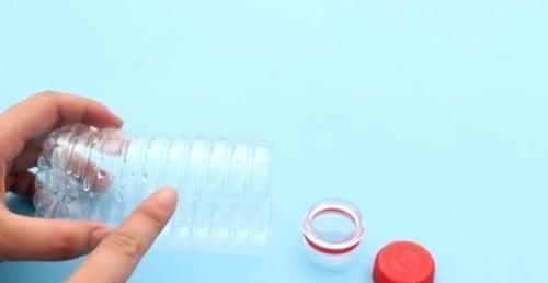 垃圾桶上放一个塑料瓶，一年能帮家里省不少钱，学会受用一生！