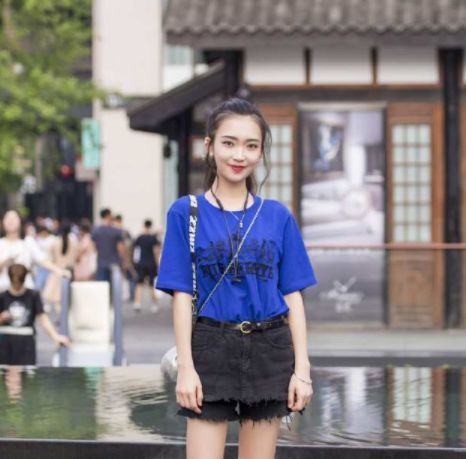 长裤|街拍:白色低胸上衣搭配白色长裤,美女好像从仙境里面走出来的!