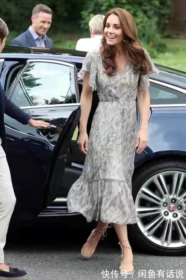 穿搭|凯特王妃一家真低调,穿碎花裙陪孩子们逛街,一点皇室架子都没有