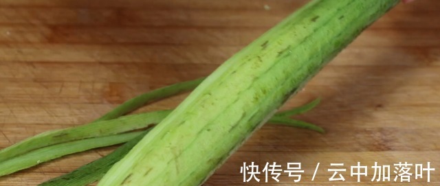炒丝瓜,万万不要直接下锅炒,很多人一直搞错,难怪发黑没食欲!