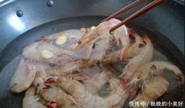 食物|煮大虾时,冷水下锅还是沸水下锅原来我们一直做错,难怪不鲜嫩