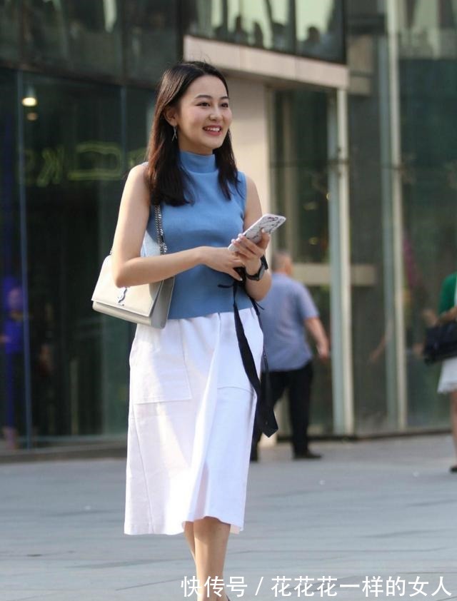 女生 夏日甜美女生这样穿,蓝色中领衫配白色半身裙,清新靓丽又显活力