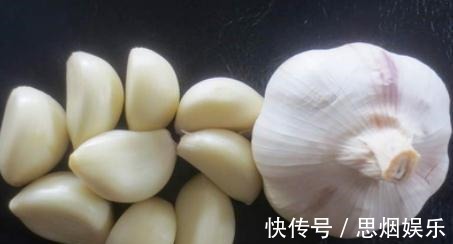 吃不完的大蒜,别直接放冰箱!教你一招,放一年都不干瘪发芽!