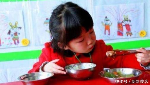 零食|''老师说,吃饭慢就去厕所吃'',宝妈无脏话回怼老师,句句扎心