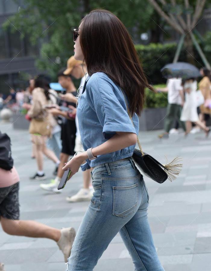 牛仔裤 小姐姐衬衫搭配牛仔裤, 让你美得从容又大气, 穿起来舒适时尚