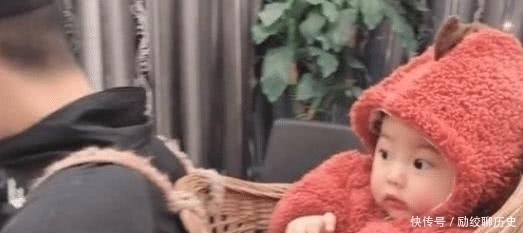 打麻将|舅舅边搓麻将边带娃,宝宝蹲在背篓里加油打气,小表情太可爱