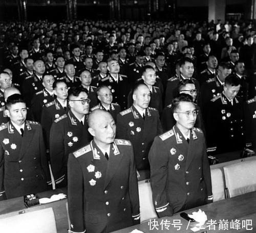 中将|中国首次大授衔,多名开国上将却走到一名中将面前敬礼,这是为何