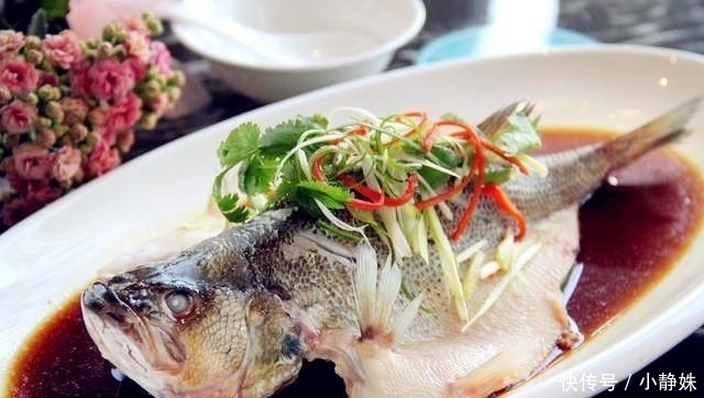 蒸鱼时, 很多人都犯了这6大错误, 导致鱼肉不鲜也不嫩, 还有腥味!