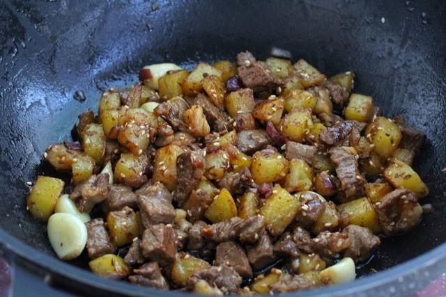 牛肉和土豆是绝佳搭档，这样炒着吃简直香到姥姥家，实在太过瘾了