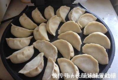 做水煎包,先放油还是先放水早餐店老板这样做,包子宣软又香酥