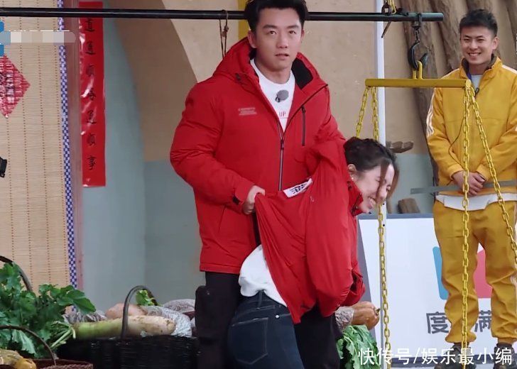 王霏霏 别人都将女生放筐里称重,唯独郑恺不同,瞧见他操作:是个狠人