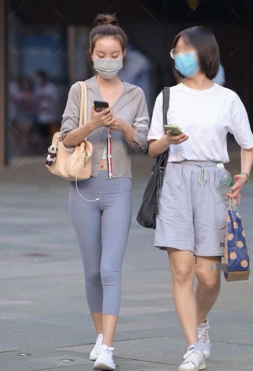 修身长裙 深灰色修身长裙,上身舒适,时尚大气