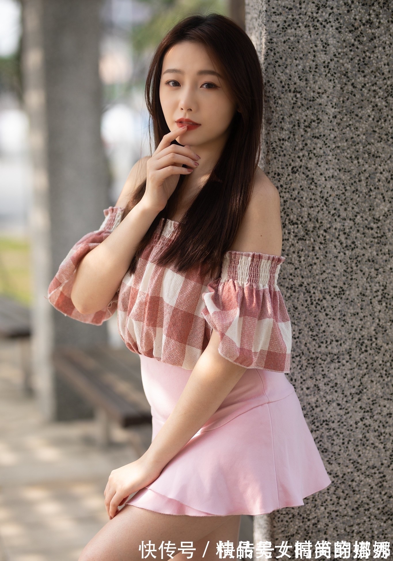 短裙|粉白格子的上衣搭配粉色的双层短裙,很显青春的甜美气息