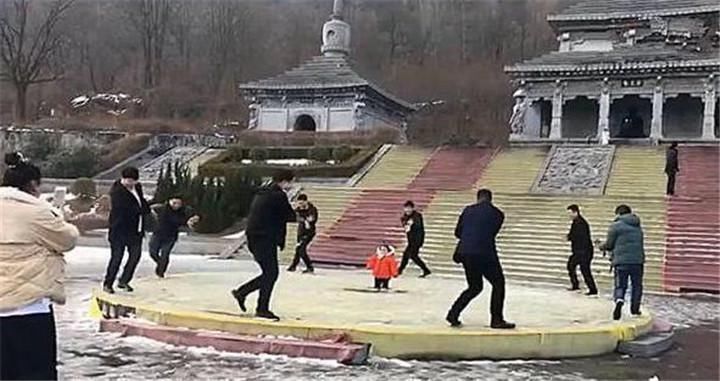 外甥女|8个舅舅只有一个外甥女,回姥姥家场面太壮观了,网友:团宠