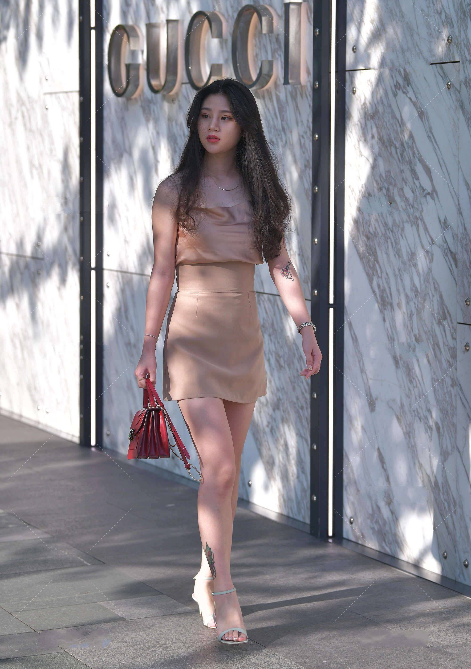 凉鞋|穿修身束腰小短裙,搭配细跟凉鞋,展现时髦高级感