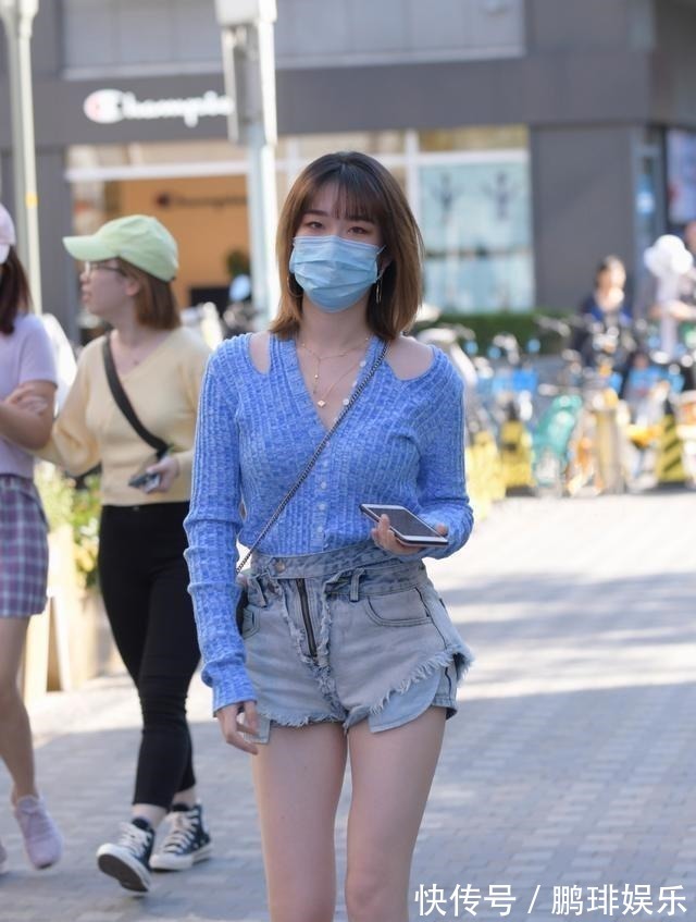 复古风 黑色迷人运动鞋搭配黑色修身打底裤,相当常见的单品,搭配基础款!