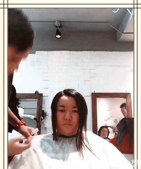 表情|“圆脸胖妹”为显瘦,挑战“公主切”发型,剪完后表情亮了!