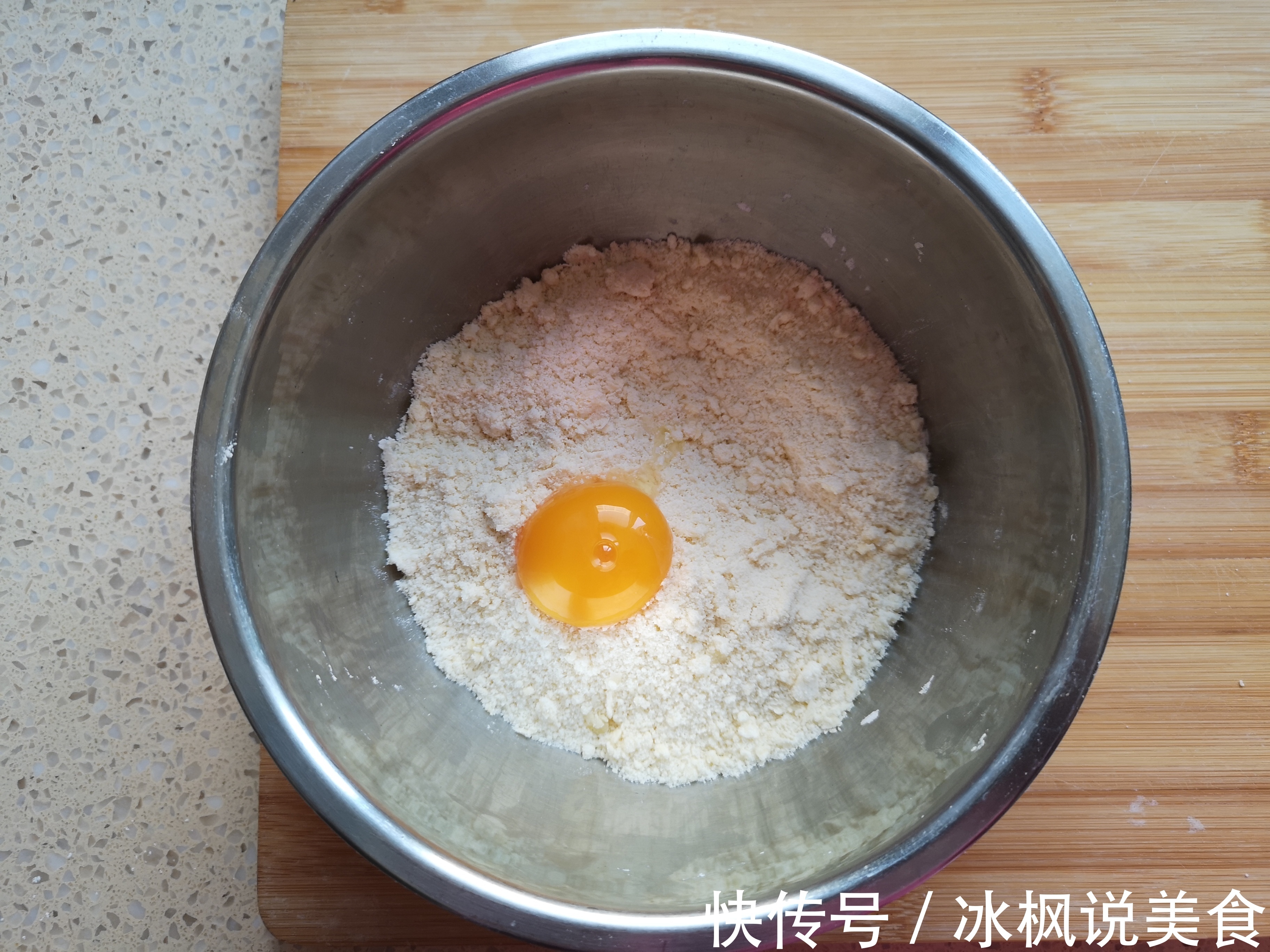 每一次做都不够吃的南瓜派,奶香浓郁,比蛋挞还好吃