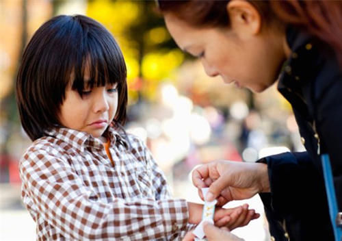 父母|女孩因一部手机差点被毁了：其实真正独立的孩子是被爸妈疼出来的