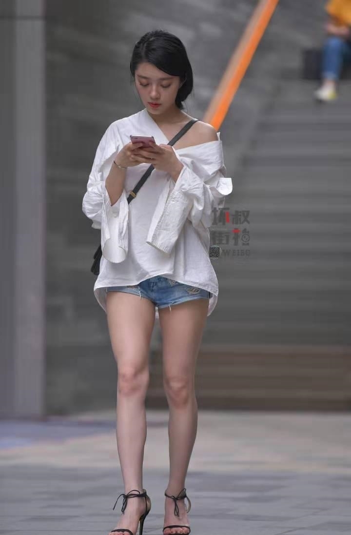街拍小姐姐穿衣“不正经”，这么严肃的白衬衣被她穿成这样