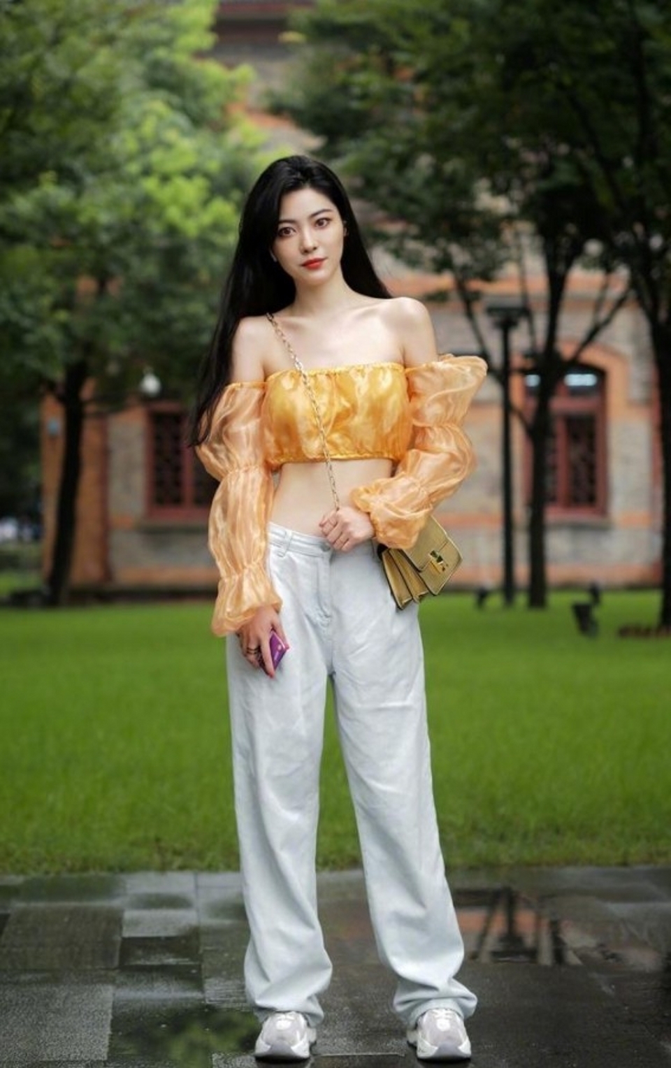 上衣|美女一件橘黄色的长袖抹胸上衣,洋溢着青春的气息