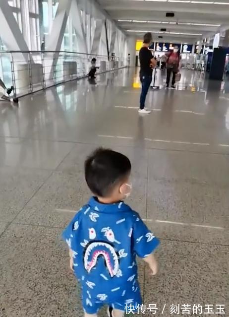 亲昵感|湖北一萌娃半年没见外婆,见到外婆兴奋得跺脚转圈