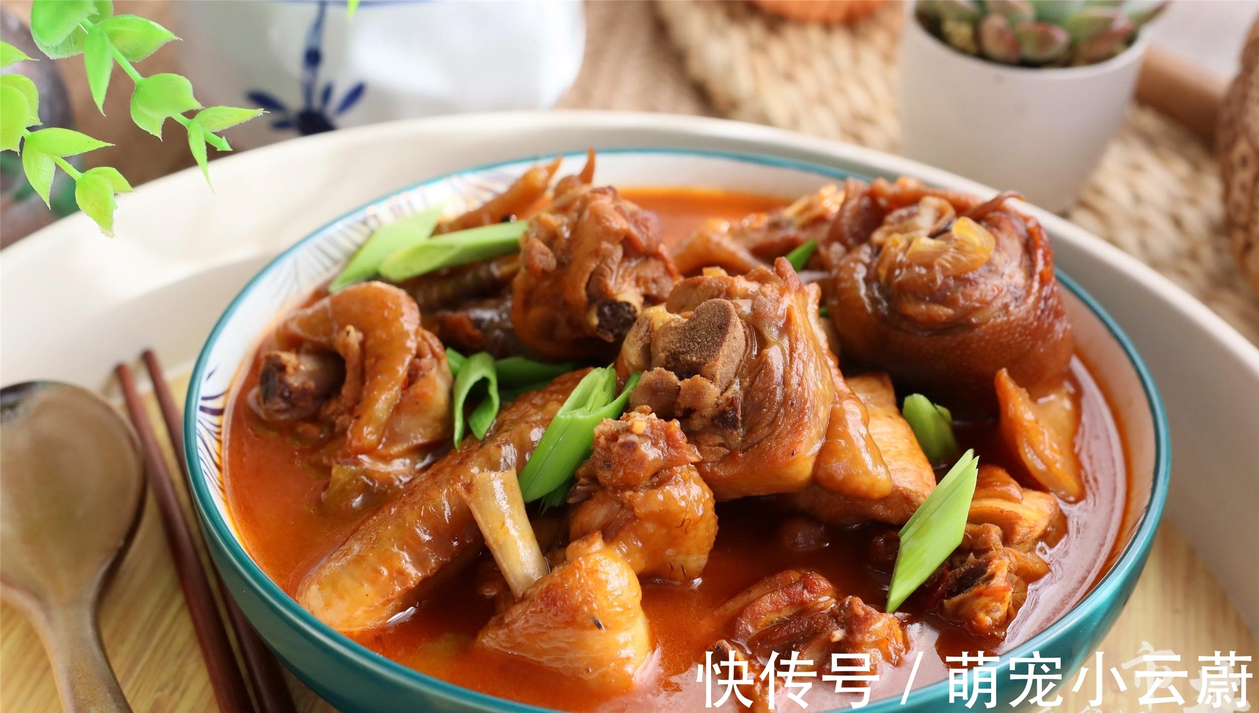 做黄焖鸡,土豆香菇别乱加,记住加“3酱”,鸡肉香,汤浓郁下饭