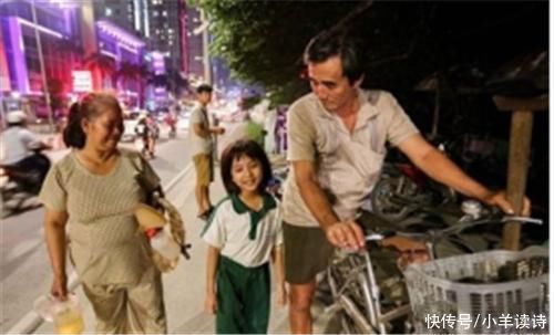 五花马千金裘|女孩一直戴着头套上学,被同学嘲笑,当她摘下头套后,众人沉默了