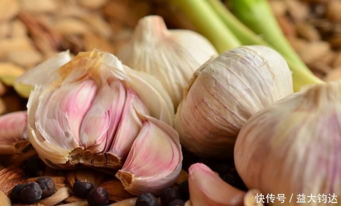 大蒜|女性睡前把大蒜放在枕头下,不出一周,2大好处不请自来