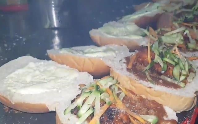 实拍印度街头鸡肉汉堡,鸡肉现场烤出来的,比快餐店里的强太多