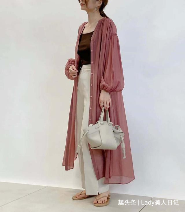 时髦 为什么日本女人都喜欢穿“透视衬衫”夏末早秋的时髦,全靠它撑