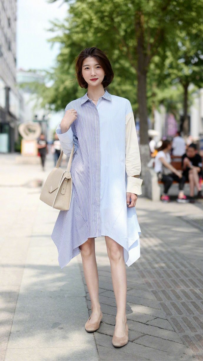 街拍:图5美女清新甜美微微笑,碎花短裙少女心,大气婉约玲珑身