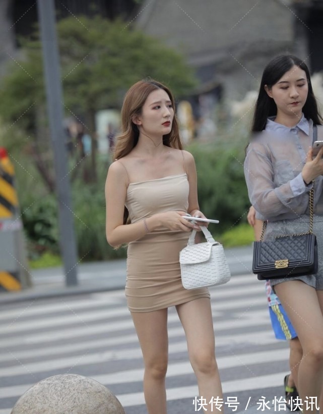 穿搭 卡其色衣服不仅看着高级,搭配白色板鞋意外修饰出“干净”的质感