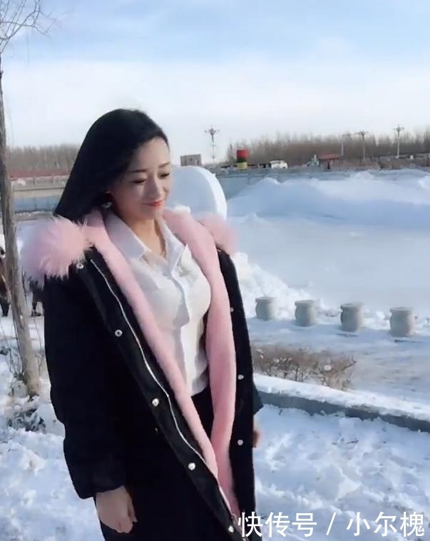 雪景中“衬衫外穿”美女,加上一件大衣,扬长避短!