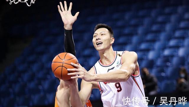 胡明轩|胡明轩又惹争议!杜锋怒批曾繁日时,你注意到易建联的表情没有?