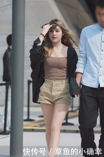 美腿|街拍:吊带搭配短裤,美腿白皙娇嫩,粉润脸庞更加迷人