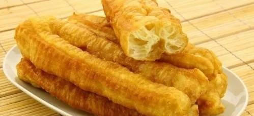 油条|做油条2个鸡蛋,一碗面,开水一烫,不用发面,超级快