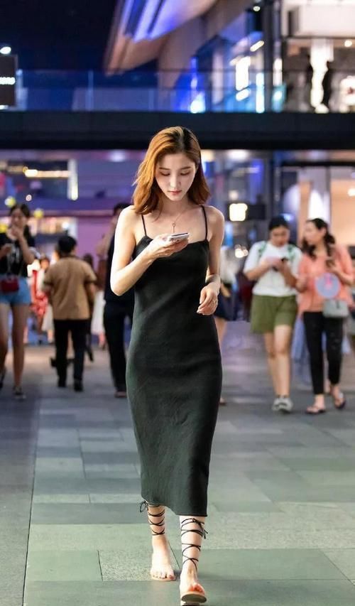 美女脚上搭配一双淡黄色的尖头高跟鞋,显得特别的时尚靓丽