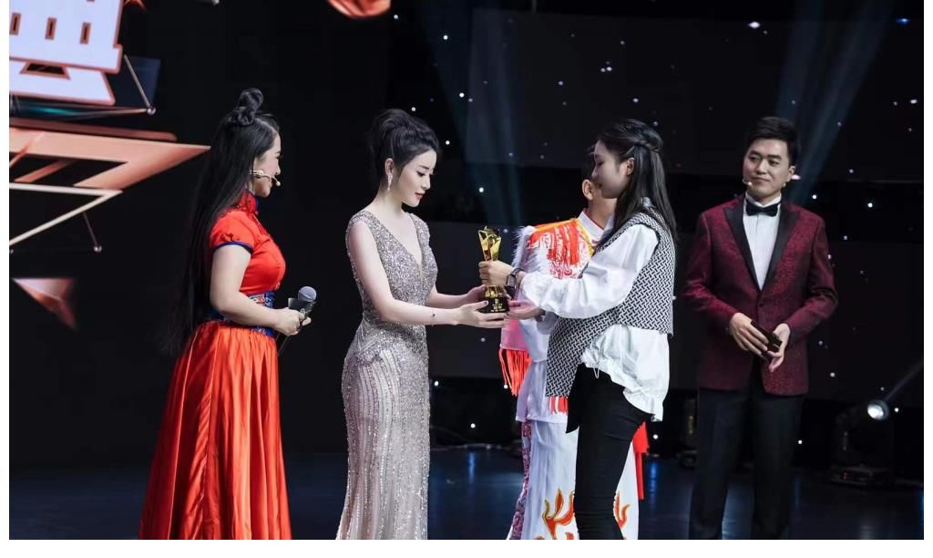 周文淇唱响星梦盛典 挑战高难度《传奇》惊喜夺冠