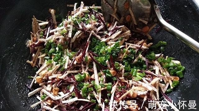 香芋这样做一盘，儿子吃一次就迷上了，切成丝先炸再炒，甜脆香酥