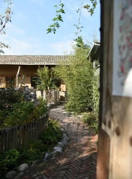 差距|20多岁的年龄差距,却把一个破烂的农家小院变成了“桃花源”