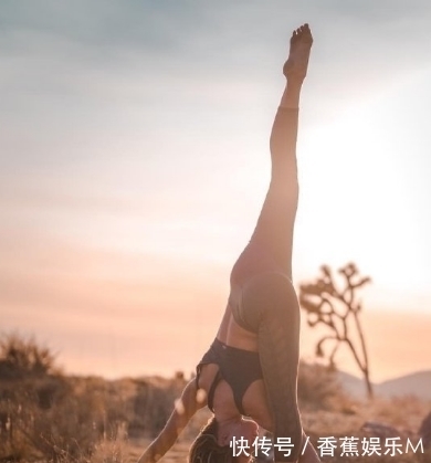 英国|27岁英国姑娘热爱瑜伽，练出妖娆身材曲线，与大自然融为一体
