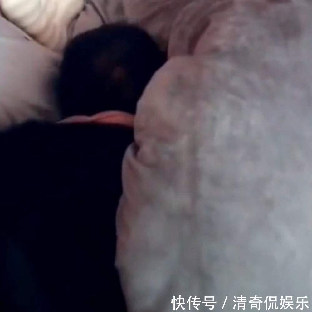 妈妈|宝宝醒来发现妈妈离得远,笨拙的爬到妈妈身边安心睡去,太暖心了