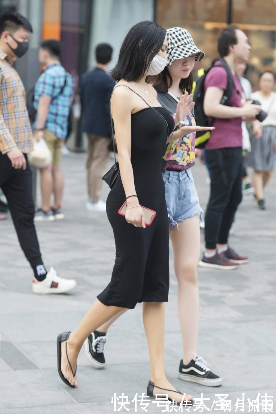 小姐姐|美女街拍一字肩连衣裙后开叉街拍,尽显优雅轻熟风