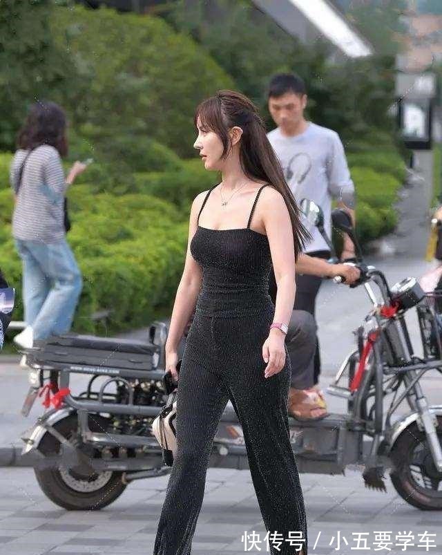 女神 打底裤的打扮优雅又有少女感,凸显自信女性形象,女神范十足!