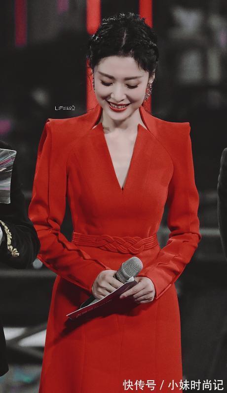标致美人|岁月从不败美人,周涛穿红色连衣裙端庄优雅,高级精致