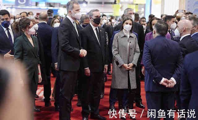 王后 西班牙王后头发白了不少,穿格纹大衣气质依旧高级,从容老去真美