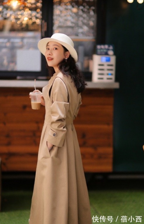 乐福鞋|秋季建议爱美女性多穿“风衣”,搭配连衣裙、半身裙,时髦又优雅