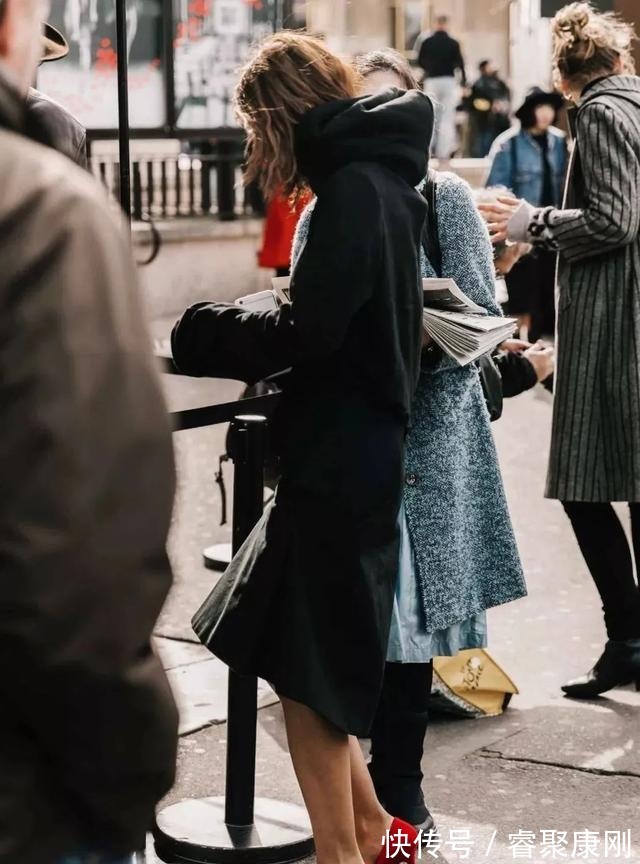 随性|卫衣+半裙=早秋最火混搭套路,时髦又有女人味